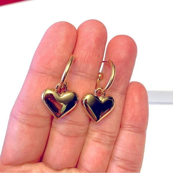 ◾️18k Gold Plated Heart Charm Dangle Earrings - Picture 6 of 6
